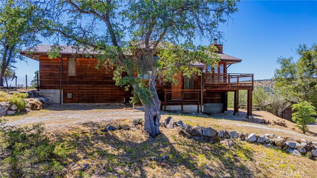 Image 2 of property listing at 32774 Road 400, Coarsegold, CA 93614