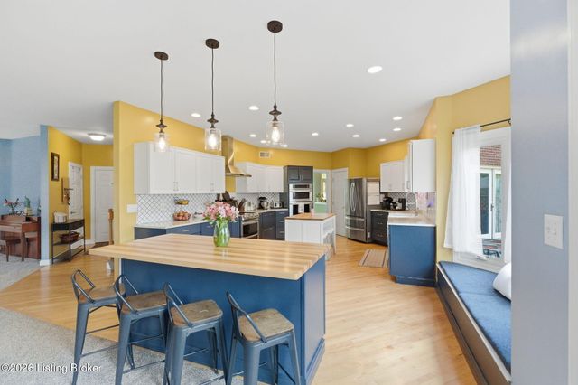 7915 Hall Farm Dr, Louisville, KY 40291