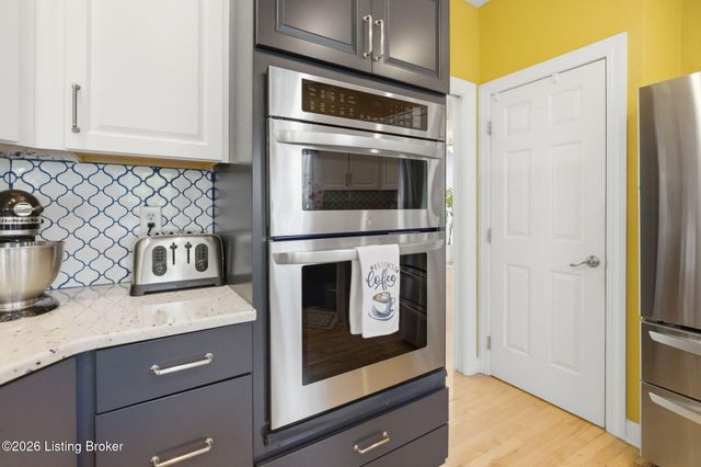 7915 Hall Farm Dr, Louisville, KY 40291