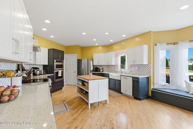 7915 Hall Farm Dr, Louisville, KY 40291