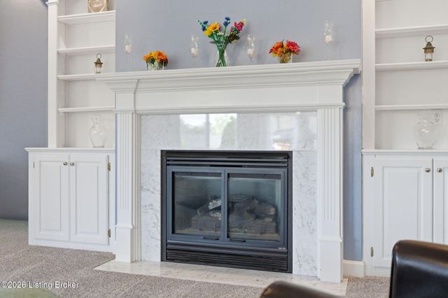 7915 Hall Farm Dr, Louisville, KY 40291