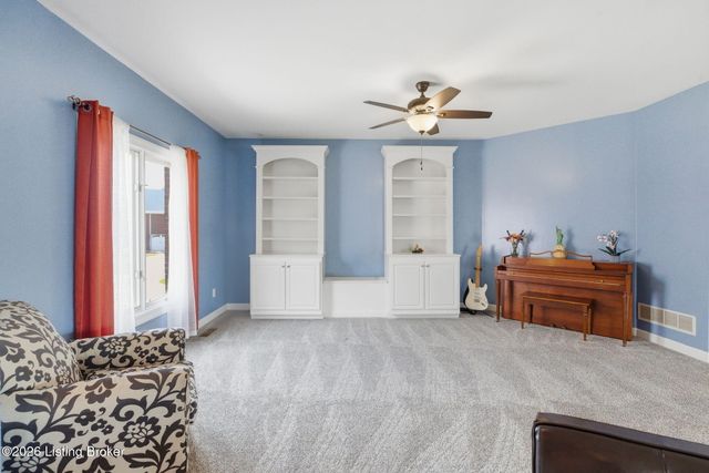 7915 Hall Farm Dr, Louisville, KY 40291