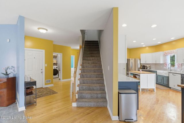 7915 Hall Farm Dr, Louisville, KY 40291