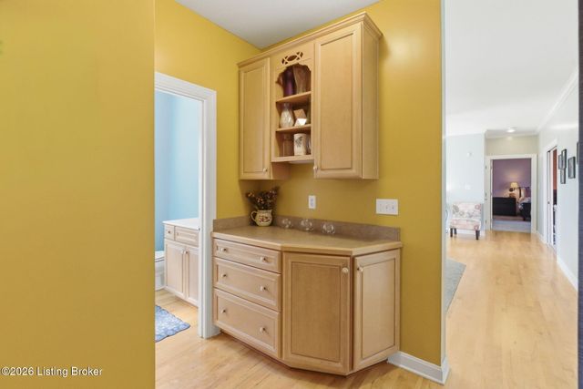 7915 Hall Farm Dr, Louisville, KY 40291