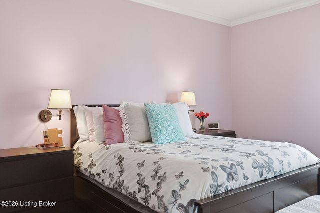 7915 Hall Farm Dr, Louisville, KY 40291