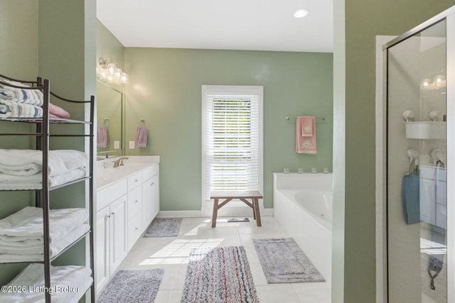 7915 Hall Farm Dr, Louisville, KY 40291