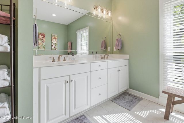 7915 Hall Farm Dr, Louisville, KY 40291