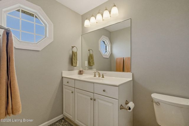 7915 Hall Farm Dr, Louisville, KY 40291