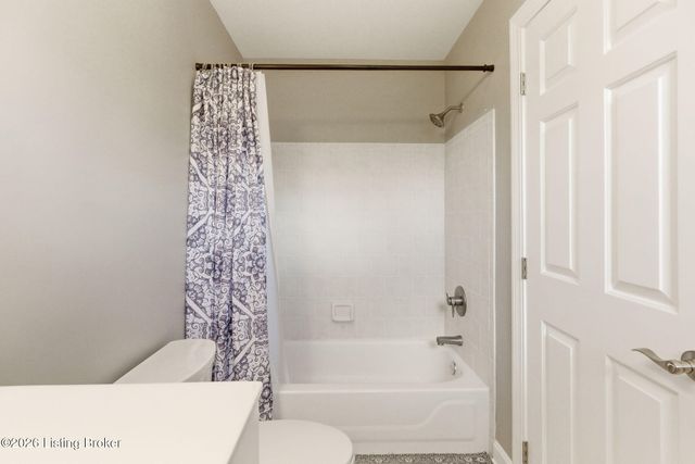 7915 Hall Farm Dr, Louisville, KY 40291