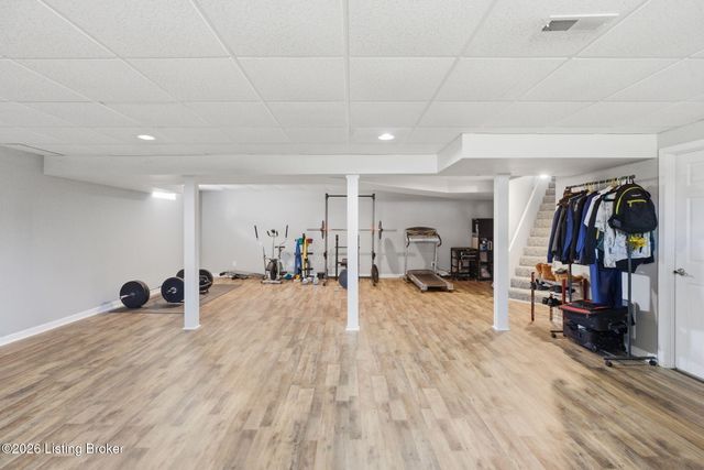 7915 Hall Farm Dr, Louisville, KY 40291