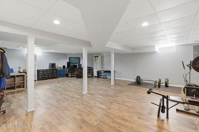 7915 Hall Farm Dr, Louisville, KY 40291