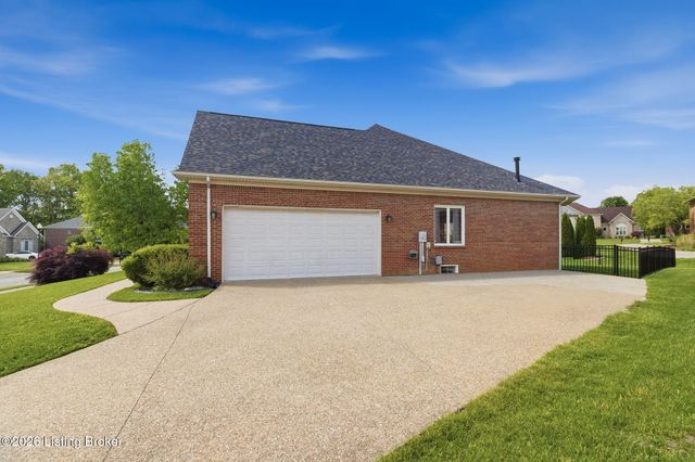 7915 Hall Farm Dr, Louisville, KY 40291
