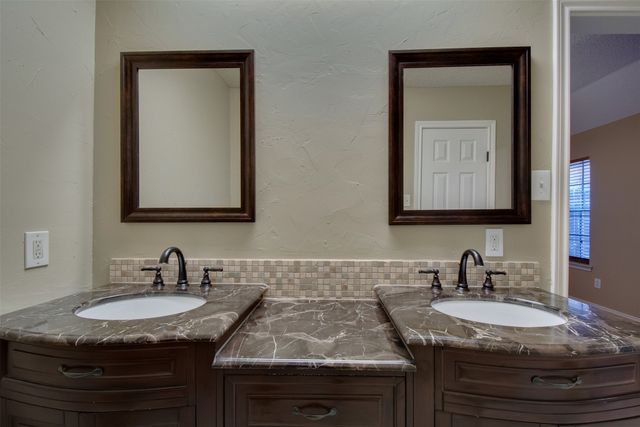 5605 Trails Edge Drive, Arlington, TX 76017