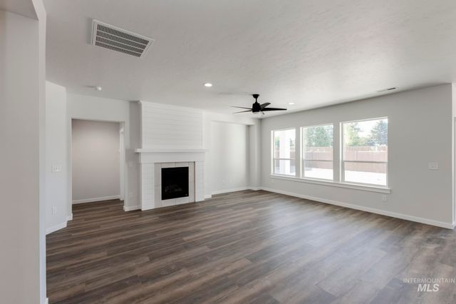 8262 E Cool River Lp, Nampa, ID 83687