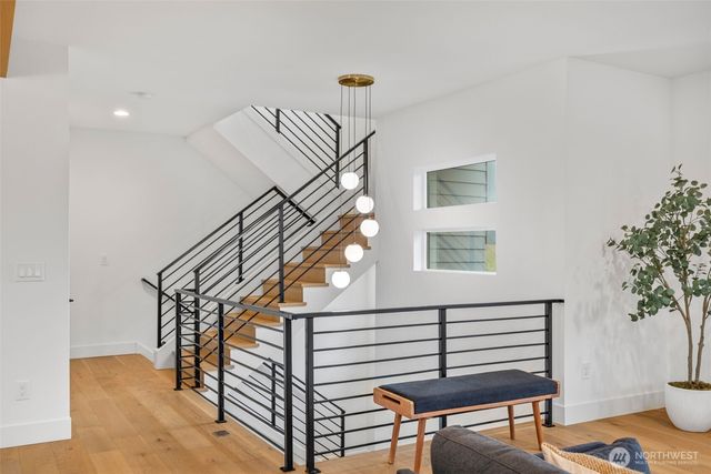 6738 21st Avenue SW, Seattle, WA 98106