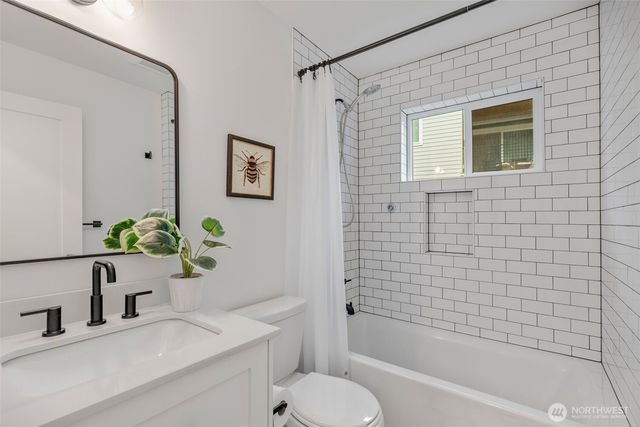 6738 21st Avenue SW, Seattle, WA 98106