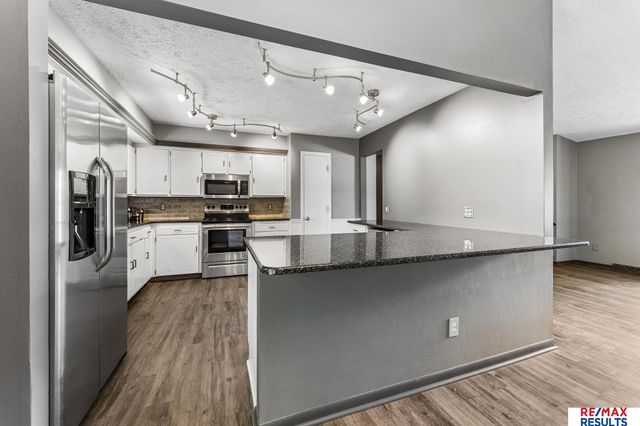 15230 Lincoln Circle, Omaha, NE 68154