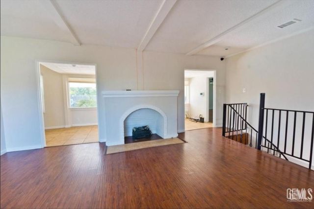 2880 N Inyo Street, Bakersfield, CA 93305