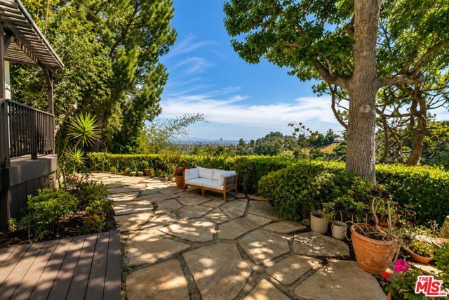 1030 N Kenter Avenue, Los Angeles, CA 90049