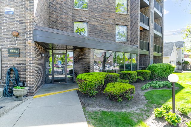 5019 MULFORD Street 201, Skokie, IL 60077