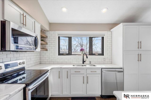 6142 NW 5th Street, Lincoln, NE 68521