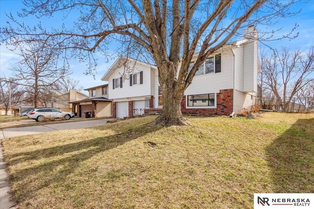 6142 NW 5th Street, Lincoln, NE 68521