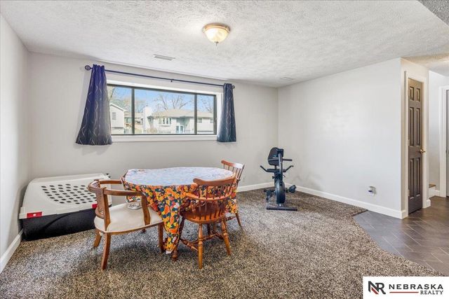 6142 NW 5th Street, Lincoln, NE 68521