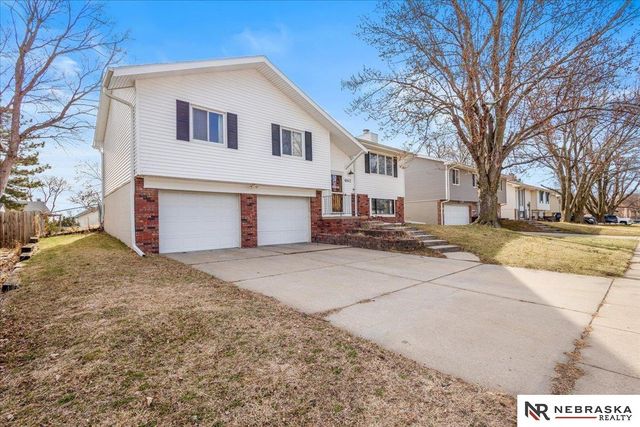 6142 NW 5th Street, Lincoln, NE 68521