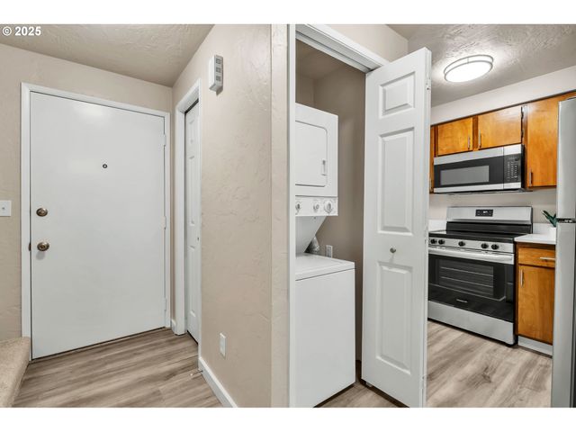 1474 FETTERS Loop, Eugene, OR 97402