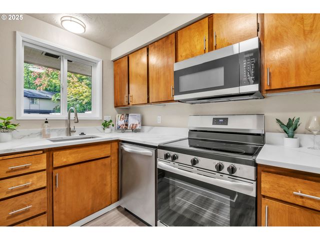 1474 FETTERS Loop, Eugene, OR 97402