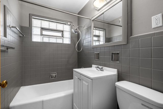 5100 N 66th STREET, Milwaukee, WI 53218