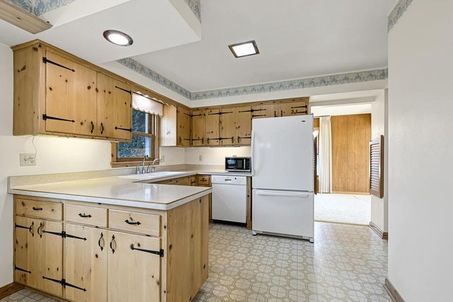 17880 Redvere DRIVE, Brookfield, WI 53045