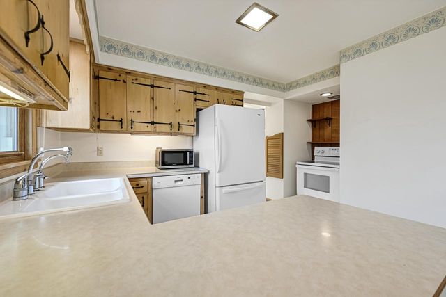 17880 Redvere DRIVE, Brookfield, WI 53045