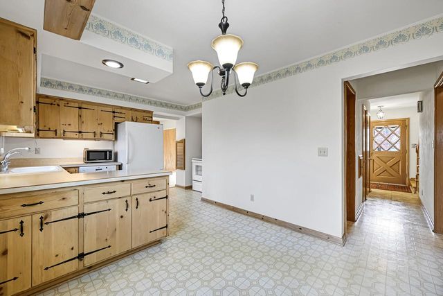 17880 Redvere DRIVE, Brookfield, WI 53045