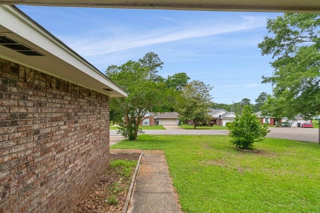400 Hacienda Ave., Hattiesburg, MS 39402