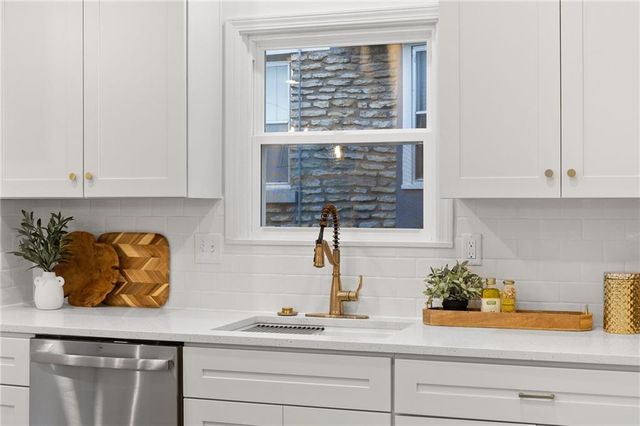 141 W 61st Terrace, Kansas City, MO 64113