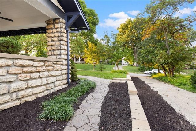 141 W 61st Terrace, Kansas City, MO 64113