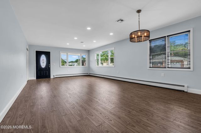 2 Ashcroft Lane, Toms River, NJ 08757