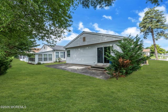2 Ashcroft Lane, Toms River, NJ 08757