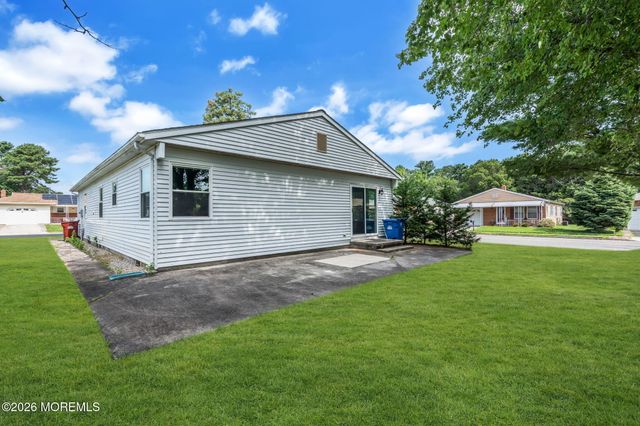 2 Ashcroft Lane, Toms River, NJ 08757