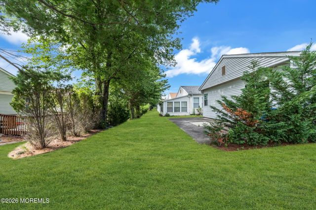 2 Ashcroft Lane, Toms River, NJ 08757
