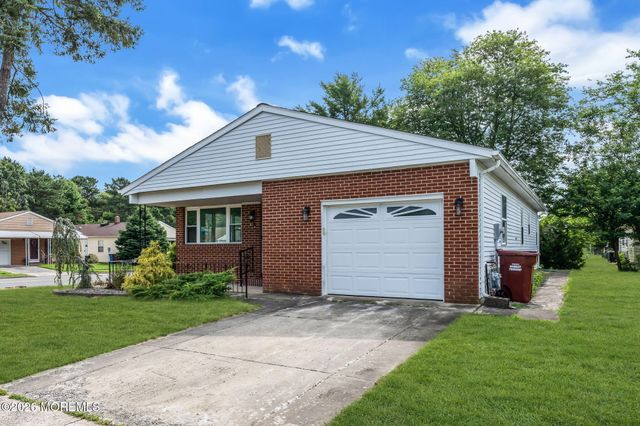2 Ashcroft Lane, Toms River, NJ 08757