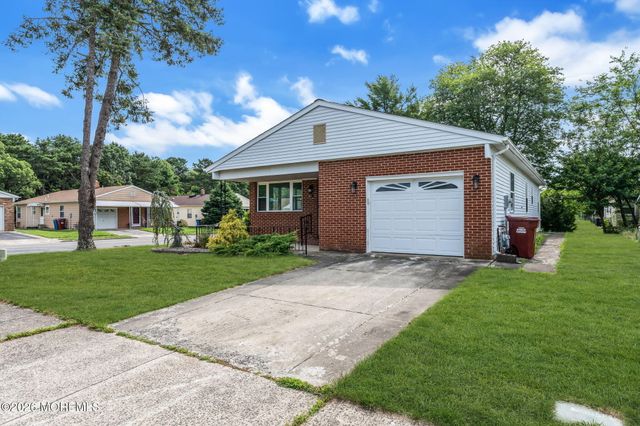 2 Ashcroft Lane, Toms River, NJ 08757