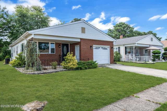 2 Ashcroft Lane, Toms River, NJ 08757