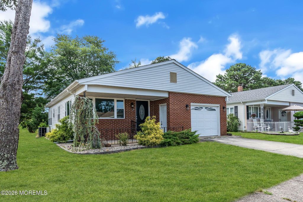 2 Ashcroft Lane, Toms River, NJ 08757