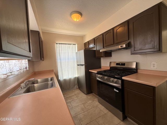 955 VERSAILLES Drive, El Paso, TX 79907