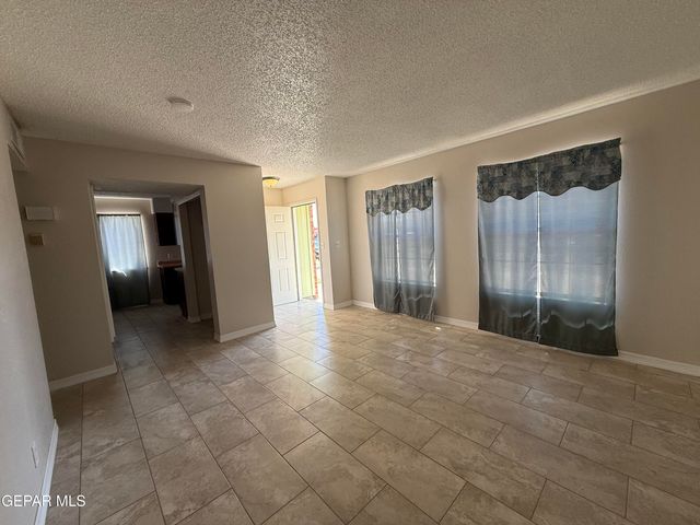 955 VERSAILLES Drive, El Paso, TX 79907