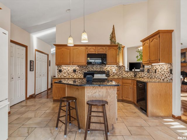 3804 GREENFIELD Drive, Springfield, IL 62704