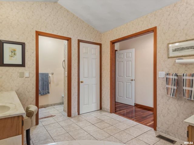 3804 GREENFIELD Drive, Springfield, IL 62704