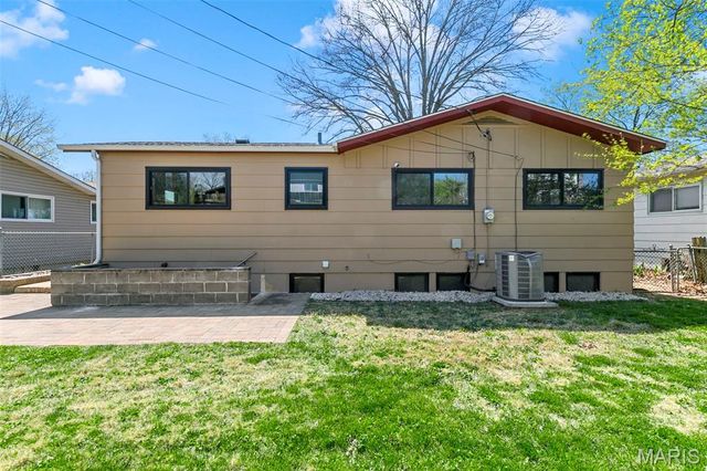 10421 Fourwinds Court, St Louis, MO 63114